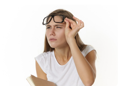 Seus braços parecem estar ficando curtos? Entenda o que é a presbiopia e as novas opções de tratamento.